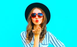 Kühles Mädchen mit den roten Lippen ist schickt einem Luftkuß in Sonnenbrille Lizenzfreies Stockbild Kühles Mädchen mit den roten Lippen ist schickt einem Luftkuß in Sonnenbrille Lizenzfreies Stockbild