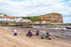 Künstler bei der Arbeit, Staithes, Yorkshire, England lizenzfreie stockbilder Künstler bei der Arbeit, Staithes, Yorkshire, England lizenzfreie stockbilder