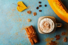 Kürbis würzte Latte, oder Kaffee in der Schale verzierte Zimt auf Türkisweinlese-Tischplatteansicht Heißes Getränk des Herbstes, lizenzfreie stockbilder Kürbis würzte Latte, oder Kaffee in der Schale verzierte Zimt auf Türkisweinlese-Tischplatteansicht Heißes Getränk des Herbstes, lizenzfreie stockbilder