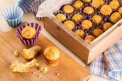 Kürzlich gemachte Muffins auf Küchentisch stockbilder Kürzlich gemachte Muffins auf Küchentisch stockbilder