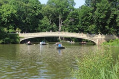 Kłania się most romantyczny most w central park Nowy Jork obraz stock Kłania się most romantyczny most w central park Nowy Jork obraz stock