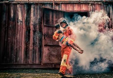 L'addestramento di salvataggio del fuoco di emergenza, pompieri conserva il ragazzo dai Bu fotografia stock L'addestramento di salvataggio del fuoco di emergenza, pompieri conserva il ragazzo dai Bu fotografia stock