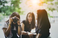 L'adolescent trois asiatique avec la caméra de dslr posent à disposition comme mannequin photographie stock L'adolescent trois asiatique avec la caméra de dslr posent à disposition comme mannequin photographie stock