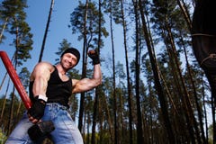 L'adulte gai en bonne santé fort a déchiré l'homme avec le grand workin de muscles photo libre de droits L'adulte gai en bonne santé fort a déchiré l'homme avec le grand workin de muscles photo libre de droits