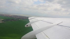 L'aereo decolla L'aereo decolla