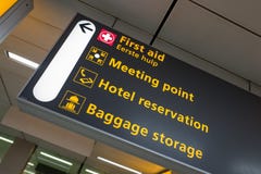 L'aeroporto internazionale Schiphol con gli arrivi e le partenze moderni firma in inglese fotografia stock libera da diritti L'aeroporto internazionale Schiphol con gli arrivi e le partenze moderni firma in inglese fotografia stock libera da diritti