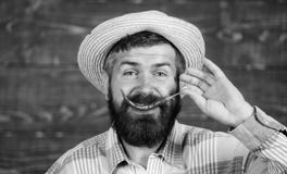 L'agricoltore rustico in cappello di paglia gradisce il gusto piccante Concetto del raccolto del pepe del raccolto del pepe della fotografia stock libera da diritti L'agricoltore rustico in cappello di paglia gradisce il gusto piccante Concetto del raccolto del pepe del raccolto del pepe della fotografia stock libera da diritti