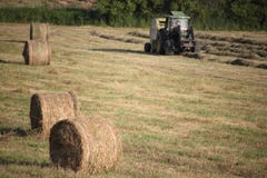 L'agriculture fonctionne dans une moissonneuse de cartel verte image libre de droits L'agriculture fonctionne dans une moissonneuse de cartel verte image libre de droits