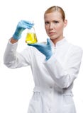 L'aide de laboratoire remet le flacon erlenmeyer photos stock L'aide de laboratoire remet le flacon erlenmeyer photos stock