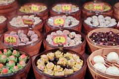 L'alimento cinese ha cotto a vapore il dimsum in contenitori di bambù tradizionali fotografia stock libera da diritti L'alimento cinese ha cotto a vapore il dimsum in contenitori di bambù tradizionali fotografia stock libera da diritti