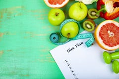 L'alimento ed il foglio di carta con una dieta progettano Immagini Stock Libere da Diritti L'alimento ed il foglio di carta con una dieta progettano Immagini Stock Libere da Diritti