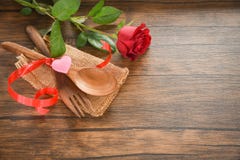 L'alimento romantico di amore della cena dei biglietti di S. Valentino e l'amore che cucinano la regolazione romantica della tavo fotografia stock libera da diritti L'alimento romantico di amore della cena dei biglietti di S. Valentino e l'amore che cucinano la regolazione romantica della tavo fotografia stock libera da diritti