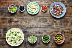 L'alimento vegetariano, la pasta di Penne, broccoli, ha salato i cetrioli, olive fotografia stock L'alimento vegetariano, la pasta di Penne, broccoli, ha salato i cetrioli, olive fotografia stock