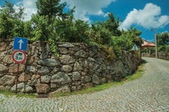 L'allée avec le mur en pierre et le POIDS LIMITENT EN AVANT le poteau de signalisation photos stock L'allée avec le mur en pierre et le POIDS LIMITENT EN AVANT le poteau de signalisation photos stock
