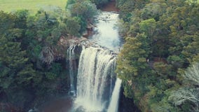 L'antenne, cascade au coucher du soleil, ralentissent la mouche au-dessus de 4k L'antenne, cascade au coucher du soleil, ralentissent la mouche au-dessus de 4k
