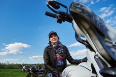 L'apertura dei motociclisti lituani condisce, riunione nella fattoria rurale di turismo, ritratti fotografie stock L'apertura dei motociclisti lituani condisce, riunione nella fattoria rurale di turismo, ritratti fotografie stock