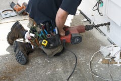 L'appaltatore o il tuttofare elettrotecnico si dirige la riparazione fotografia stock L'appaltatore o il tuttofare elettrotecnico si dirige la riparazione fotografia stock