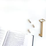 l'appartement s'?tendent avec diff?rents accessoires ; bouquet de fleur, roses roses, livre ouvert, bible photos libres de droits l'appartement s'?tendent avec diff?rents accessoires ; bouquet de fleur, roses roses, livre ouvert, bible photos libres de droits