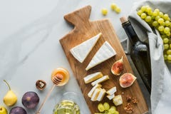 l'appartement s'étendent avec la composition de nourriture du fromage sur le vin et des fruits de miel de planche à découper sur images libres de droits l'appartement s'étendent avec la composition de nourriture du fromage sur le vin et des fruits de miel de planche à découper sur images libres de droits