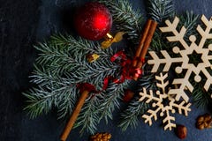 L'arbre de Noël est décoré de woden des flocons de neige, des boules et des bâtons de cannelle Plan rapproché Vue de ci-avant images libres de droits L'arbre de Noël est décoré de woden des flocons de neige, des boules et des bâtons de cannelle Plan rapproché Vue de ci-avant images libres de droits