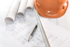L'architetto progetta il disegno del progetto e la penna con i modelli rotola fotografia stock L'architetto progetta il disegno del progetto e la penna con i modelli rotola fotografia stock