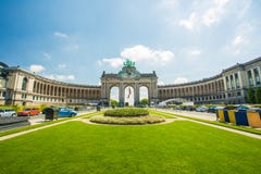 L'arco trionfale (Arc de Triomphe) nel parco di Cinquantenaire a Bruxelles, Belgio Immagini Stock L'arco trionfale (Arc de Triomphe) nel parco di Cinquantenaire a Bruxelles, Belgio Immagini Stock