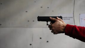 L'arme à feu est plan rapproché de tir Plan rapproché disponible de pistolet Pistolet étant tiré périodes 1 L'homme tire une arme photographie stock libre de droits L'arme à feu est plan rapproché de tir Plan rapproché disponible de pistolet Pistolet étant tiré périodes 1 L'homme tire une arme photographie stock libre de droits