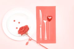 L'arrangement romantique de table de vue supérieure pour le mariage de célébration de jour de valentines ou de date de dîner avec images libres de droits L'arrangement romantique de table de vue supérieure pour le mariage de célébration de jour de valentines ou de date de dîner avec images libres de droits