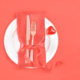 L'arrangement romantique de table de vue supérieure pour le mariage de célébration de jour de valentines ou de date de dîner avec photo libre de droits L'arrangement romantique de table de vue supérieure pour le mariage de célébration de jour de valentines ou de date de dîner avec photo libre de droits