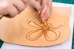 L'artigiano timbra il disegno di sollievo del fiore fotografia stock libera da diritti L'artigiano timbra il disegno di sollievo del fiore fotografia stock libera da diritti