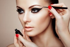 L'artista di trucco applica l'ombra di occhio Fotografie Stock Libere da Diritti L'artista di trucco applica l'ombra di occhio Fotografie Stock Libere da Diritti