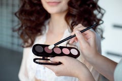 L'artista di trucco applica l'ombra di occhio Pelle liscia perfetta Applicazione del trucco L'applicazione delle ombre sul ` di m Fotografia Stock Libera da Diritti L'artista di trucco applica l'ombra di occhio Pelle liscia perfetta Applicazione del trucco L'applicazione delle ombre sul ` di m Fotografia Stock Libera da Diritti