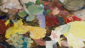L'artiste peint une peinture à l'huile dans un studio, peintre au travail, créateur fait le ?uvre d'art, les brosses et les peint banque de vidéos L'artiste peint une peinture à l'huile dans un studio, peintre au travail, créateur fait le ?uvre d'art, les brosses et les peint banque de vidéos
