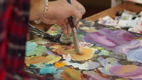 L'artiste peint une peinture à l'huile dans un studio, peintre au travail, créateur fait le ?uvre d'art, les brosses et les peint clips vidéos L'artiste peint une peinture à l'huile dans un studio, peintre au travail, créateur fait le ?uvre d'art, les brosses et les peint clips vidéos