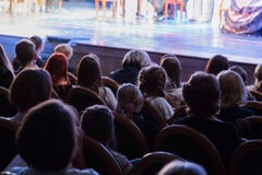 L'assistance dans le théâtre observant un jeu L'assistance dans le hall : adultes et enfants Photo libre de droits L'assistance dans le théâtre observant un jeu L'assistance dans le hall : adultes et enfants Photo libre de droits