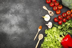 L'assortiment des légumes frais poivrent, des tomates-cerises, des oignons, ail, brocoli, laitue sur un fond foncé et diverse épi Image libre de droits L'assortiment des légumes frais poivrent, des tomates-cerises, des oignons, ail, brocoli, laitue sur un fond foncé et diverse épi Image libre de droits