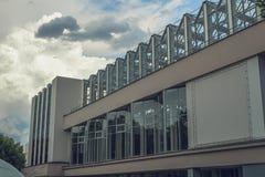 L'Astrakan, Russie - 4 juillet 2019 : Électro théâtre avec le jardin d'hiver vitré photos stock L'Astrakan, Russie - 4 juillet 2019 : Électro théâtre avec le jardin d'hiver vitré photos stock