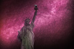 L'Astrophotography, ciel étoilé brille la nuit Statue de la liberté et du coucher du soleil de New York City images stock L'Astrophotography, ciel étoilé brille la nuit Statue de la liberté et du coucher du soleil de New York City images stock