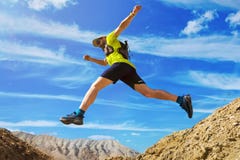 L'atleta esegue fuori strada Salti sopra un burrone Corridore della traccia nel deserto fotografia stock libera da diritti L'atleta esegue fuori strada Salti sopra un burrone Corridore della traccia nel deserto fotografia stock libera da diritti