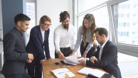 L'atmosphère de fonctionnement dans le bureau employés pour regarder des documents dans le lieu de travail Groupe de gens d'affai Photo stock L'atmosphère de fonctionnement dans le bureau employés pour regarder des documents dans le lieu de travail Groupe de gens d'affai Photo stock