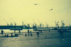L'atmosphère spéciale sur la poissonnerie à Hambourg avec vue sur le port photographie stock L'atmosphère spéciale sur la poissonnerie à Hambourg avec vue sur le port photographie stock