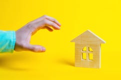 L'attaque sur les immobiliers, saisie de propriété, la main veut à merci photos libres de droits L'attaque sur les immobiliers, saisie de propriété, la main veut à merci photos libres de droits