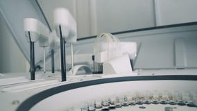 L'attrezzatura clinica esegue le prove dei campioni, lavoranti in un laboratorio HD archivi video L'attrezzatura clinica esegue le prove dei campioni, lavoranti in un laboratorio HD archivi video
