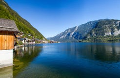 l'austria La città di Hallstatt, una bella, città turistica sul lago fra le grandi montagne fotografia stock l'austria La città di Hallstatt, una bella, città turistica sul lago fra le grandi montagne fotografia stock