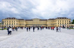 L'AUSTRIA, VIENNA - 14 MAGGIO 2016: Vista della foto del palazzo e del giardino dello schonbrunn fotografia stock L'AUSTRIA, VIENNA - 14 MAGGIO 2016: Vista della foto del palazzo e del giardino dello schonbrunn fotografia stock