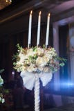 L'autel blanc de chandelier a décoré de l'arrangement floral frais pour l'événement l'épousant nuptiale Outils de cérémonie l'épo photo libre de droits L'autel blanc de chandelier a décoré de l'arrangement floral frais pour l'événement l'épousant nuptiale Outils de cérémonie l'épo photo libre de droits