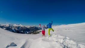 L'Autriche - le Mölltaler Gletscher, couple jouant dans la neige photo stock L'Autriche - le Mölltaler Gletscher, couple jouant dans la neige photo stock