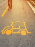 L'avertissement de voiture se connectent la route goudronnée image libre de droits L'avertissement de voiture se connectent la route goudronnée image libre de droits