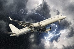 L'avion blanc de passager décolle pendant une grève surprise d'orage de pluie, mauvais temps images libres de droits L'avion blanc de passager décolle pendant une grève surprise d'orage de pluie, mauvais temps images libres de droits