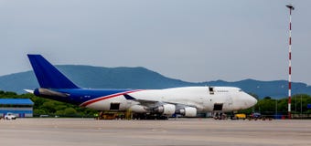 L'avion Boeing 747-412 de cargaison de la société de cargaison d'Aerotrans est déchargé sur l'aérodrome images libres de droits L'avion Boeing 747-412 de cargaison de la société de cargaison d'Aerotrans est déchargé sur l'aérodrome images libres de droits